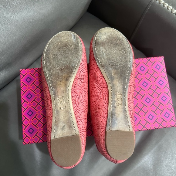 Tory Burch Chelsea Stitched Logo Ballerina Flats - Picture 5 of 5